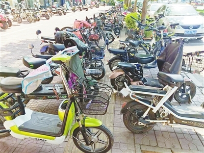 邢臺(tái)123:隨意停放機(jī)動(dòng)車(chē)電動(dòng)車(chē)、商家堆放雜物&hellip;記者走訪發(fā)現(xiàn),市區(qū)多處盲道被占用